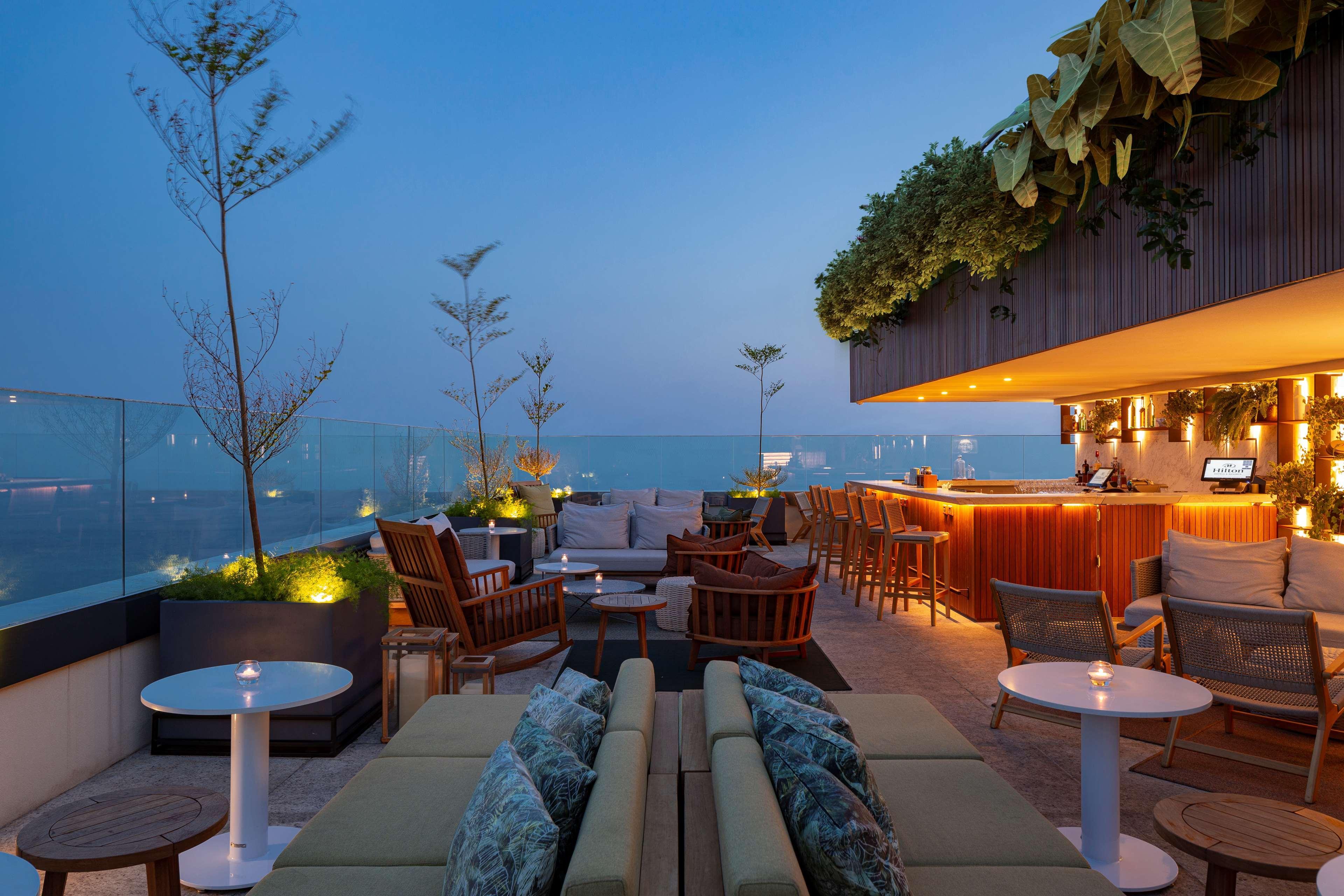 Hilton Copacabana Ρίο ντε Τζανέιρο Εξωτερικό φωτογραφία The rooftop bar at the hotel