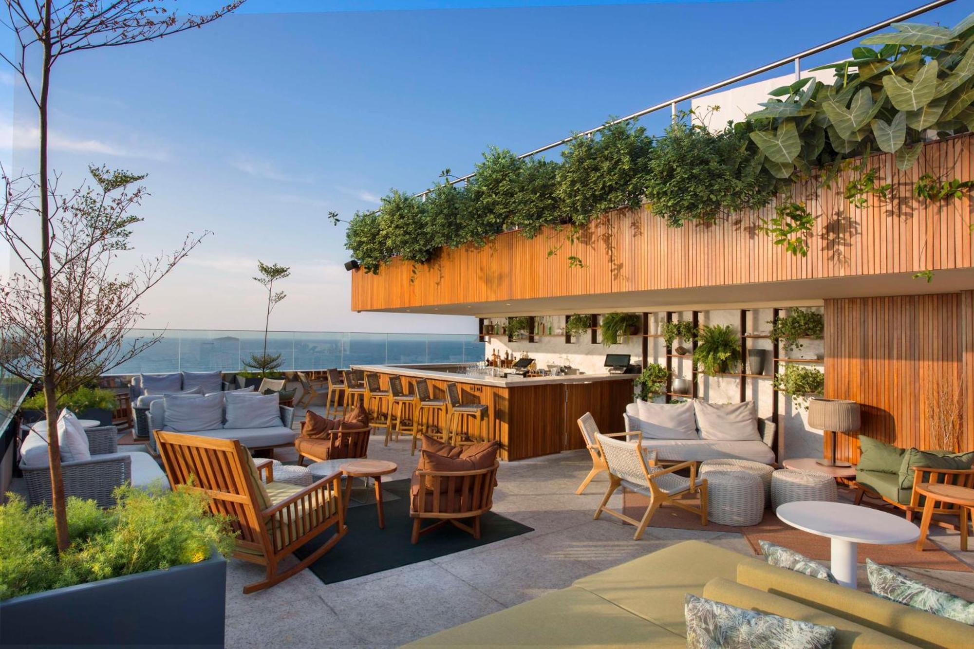 Hilton Copacabana Ρίο ντε Τζανέιρο Εξωτερικό φωτογραφία The rooftop bar at the hotel